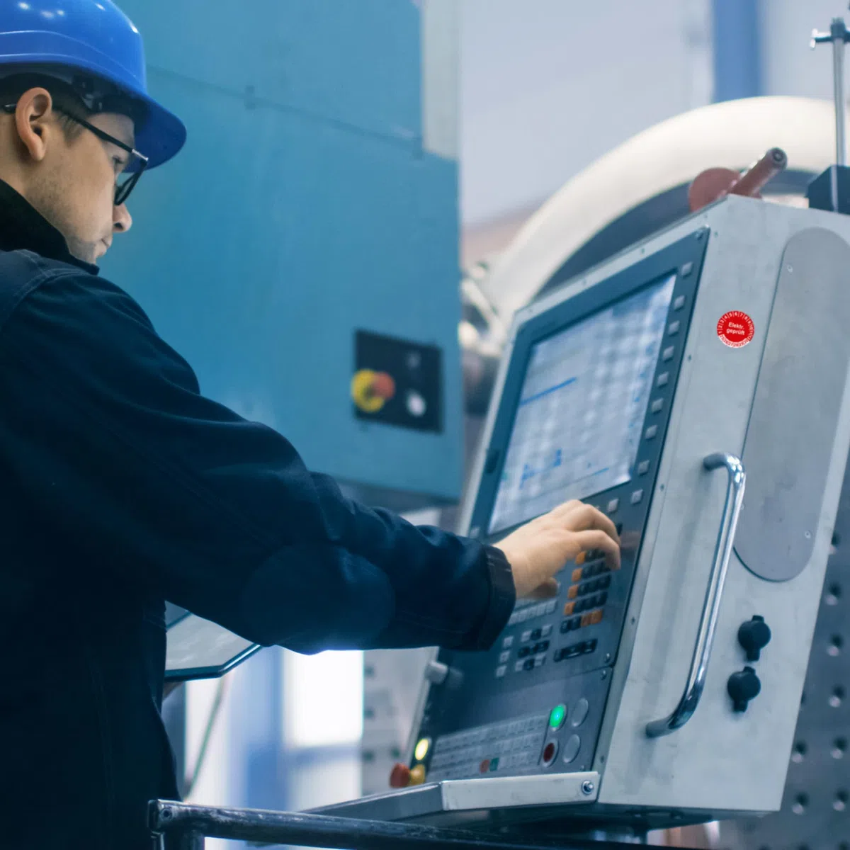 Prüfplaketten Elektr. geprüft 2025-2030 Prüfetiketten Elektrogeräte Prüfung Kontrolle für Betriebsmittel Geräte Maschinen Aufkleber selbstklebend wasserfest LTD001 (100, Rot, ⌀30mm)