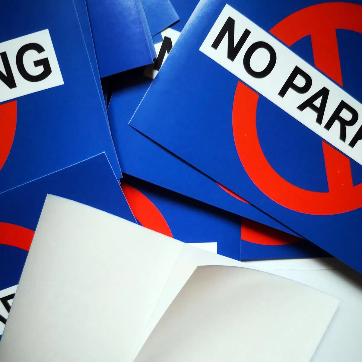 30 Aufkleber für Parkverbot. Verbotenes Parken. Schwer zu entfernende Sticker. Sehr abschreckend