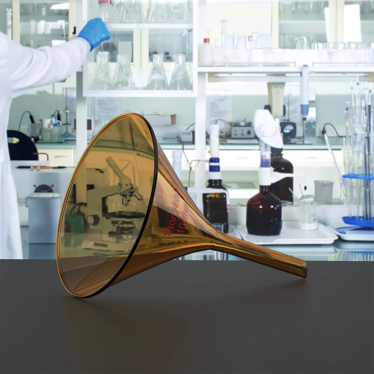 stonylab Bernsteinfarbener Borosilikatglas-kurzstieltrichter, 100 mm Außendurchmesser Und 65 mm Stiellänge, Hitzebeständig für Laborfiltration & Flüssigkeitstransfer, 1 Pack